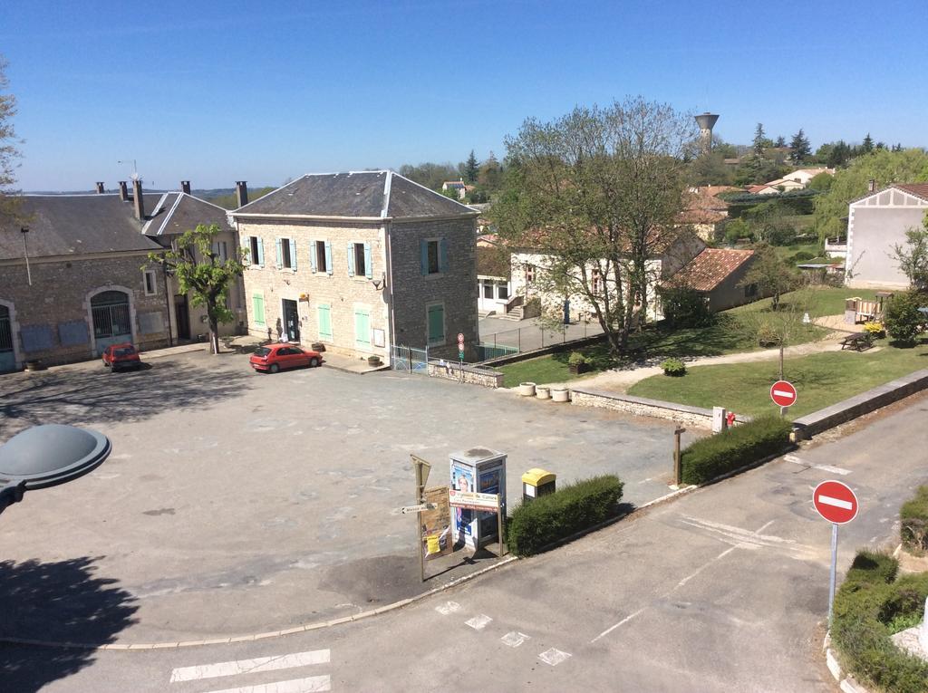 Logis Auberge de la Tour Sauzet  Extérieur photo