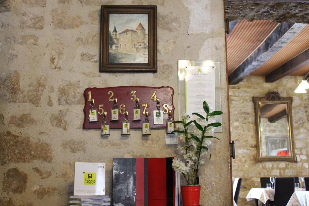 Logis Auberge de la Tour Sauzet  Extérieur photo
