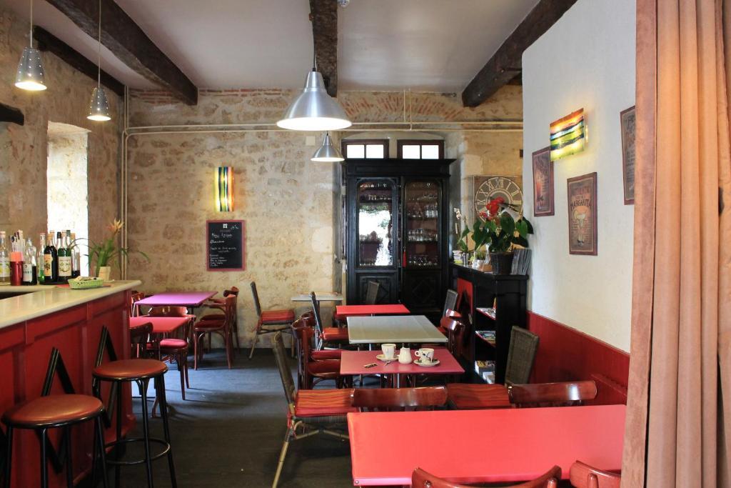 Logis Auberge de la Tour Sauzet  Extérieur photo