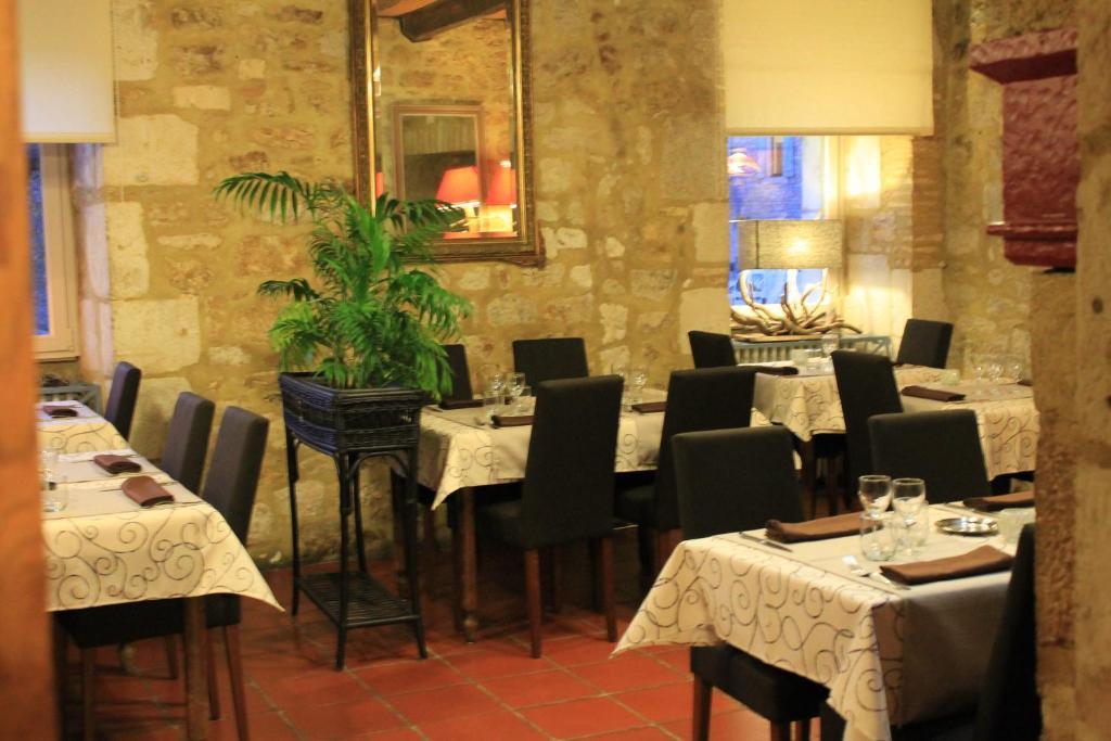Logis Auberge de la Tour Sauzet  Extérieur photo